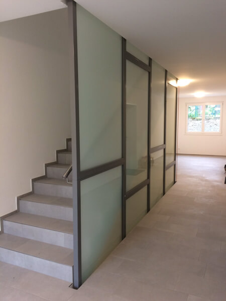 Treppenhaus mit Milchverglasung und toller Metallschienen-Optik